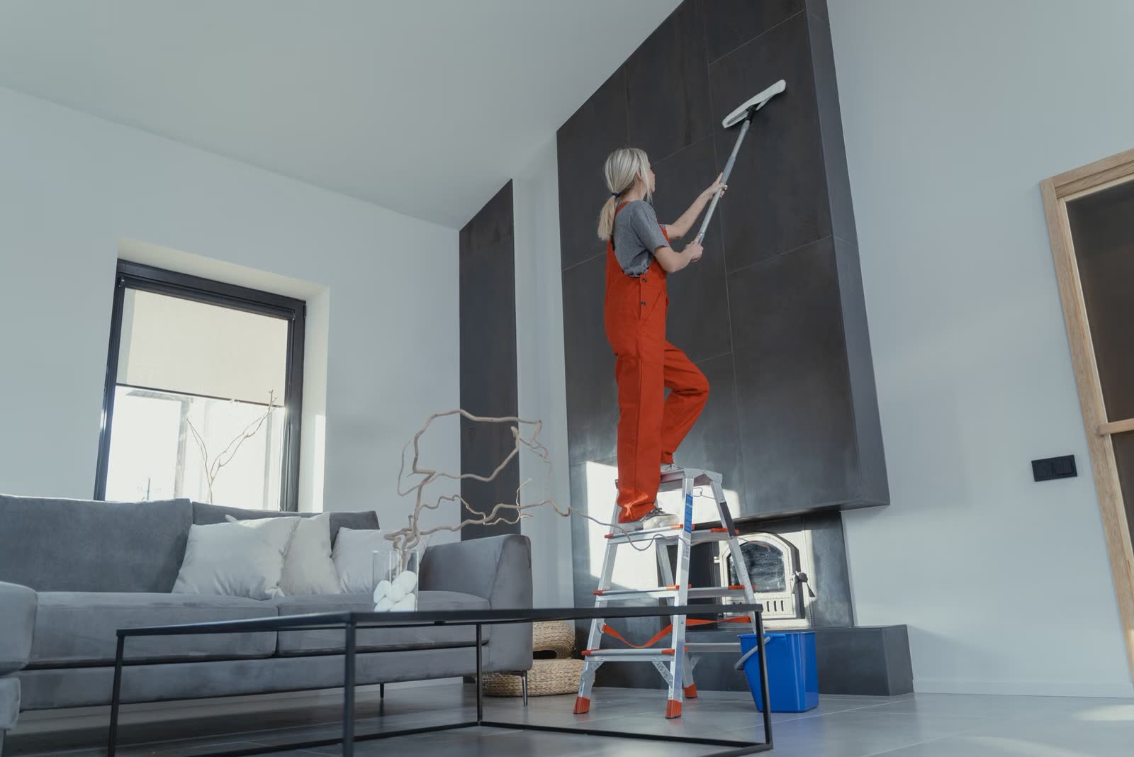 Cleaning high walls with a ladder